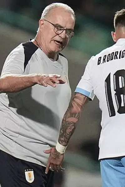 JUGADORES PIDEN LA SALIDA DE MARCELO BIELSA 