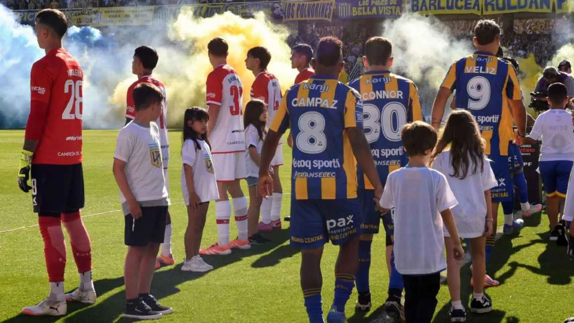 Jugadores de Estudiantes de la Plata dan espalda al pasillo de Rosario Central, Fotobaires
