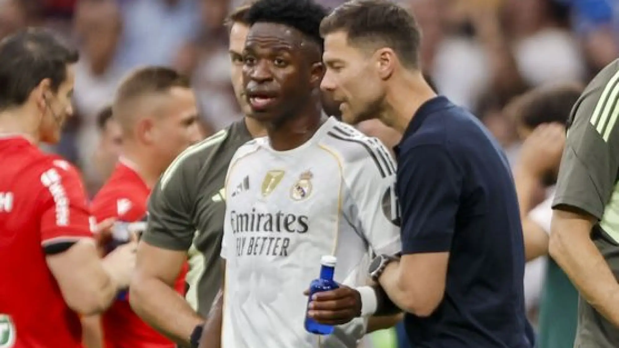 Vinicius con Xabi Alonso en la victoria del Real Madrid 2-0 ante Espanyol el 21 de septiembre, EFE / Sergio Pérez