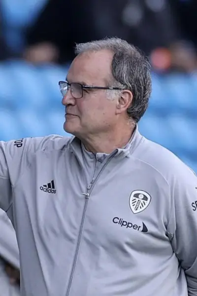 Bielsa reafirma su compromiso con la selección de Uruguay tras la derrota y aborda tensiones con los jugadores en conferencia de prensa.