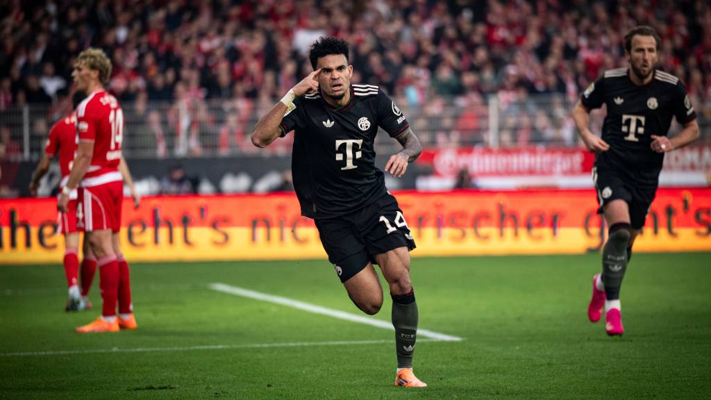 Luis Díaz es sancionado con tres partidos por su dura entrada a Achraf Hakimi en la Champions League | X @FCBayern