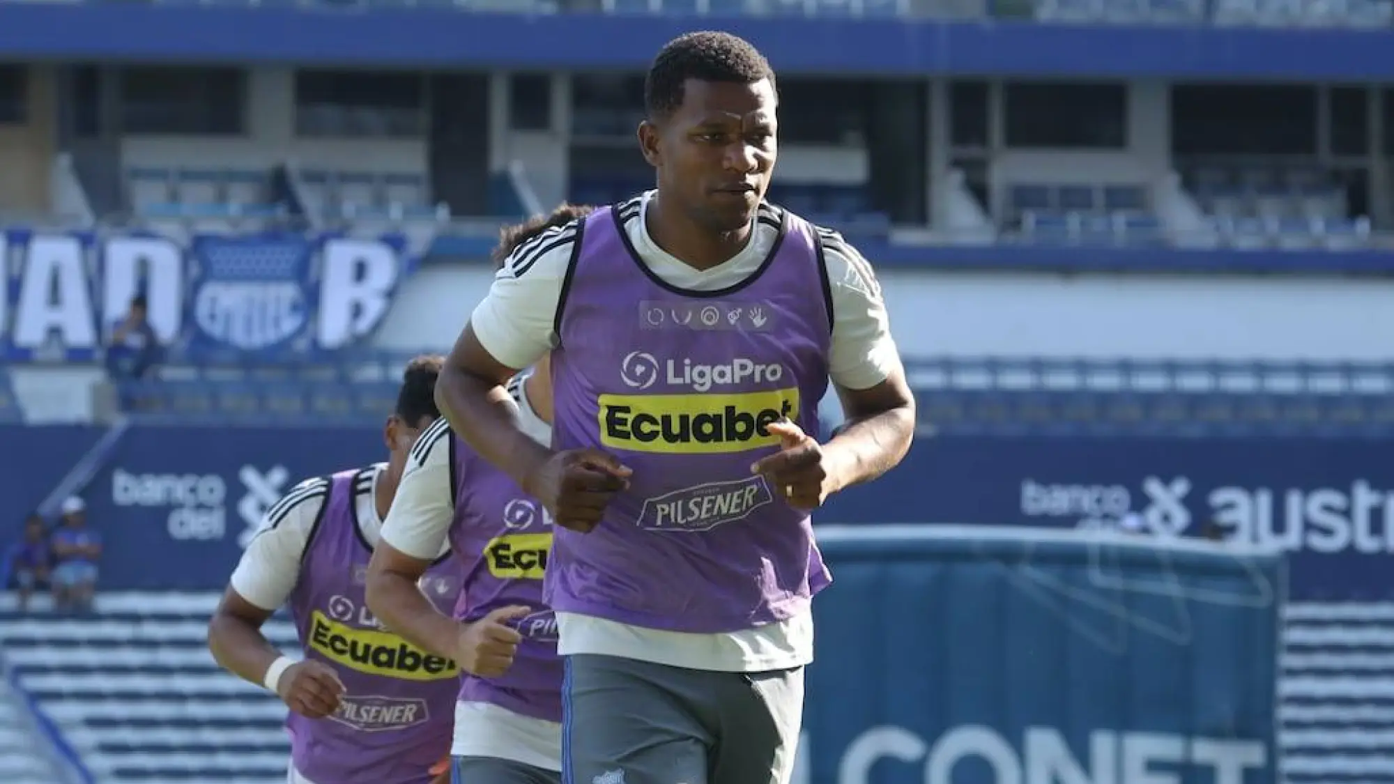 Romario Caicedo, Redes