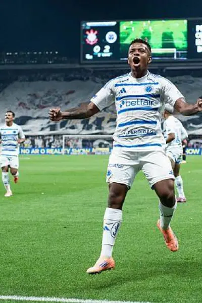 Kenny Arroyo brilla con un doblete y mete a Cruzeiro en la final de la Copa do Brasil