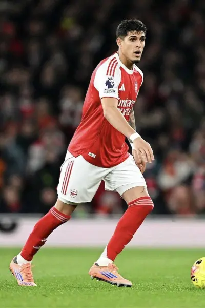 Hincapié titular en victoria agónica del Arsenal