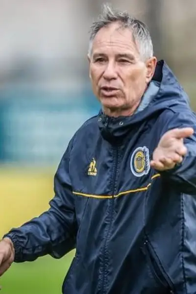Rosario Central confirma la salida de Ariel Holan