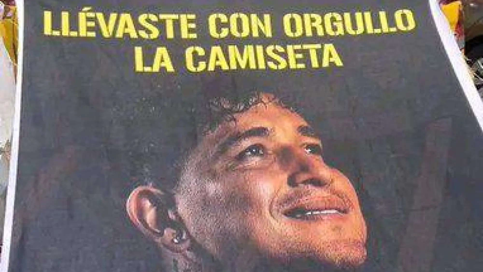 Arreglo floral y bandera en la despedida de Mario Pineida., Redes