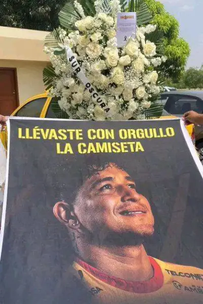 Entre cánticos, bengalas y los colores del Ídolo: así fue el último adiós a Mario Pineida