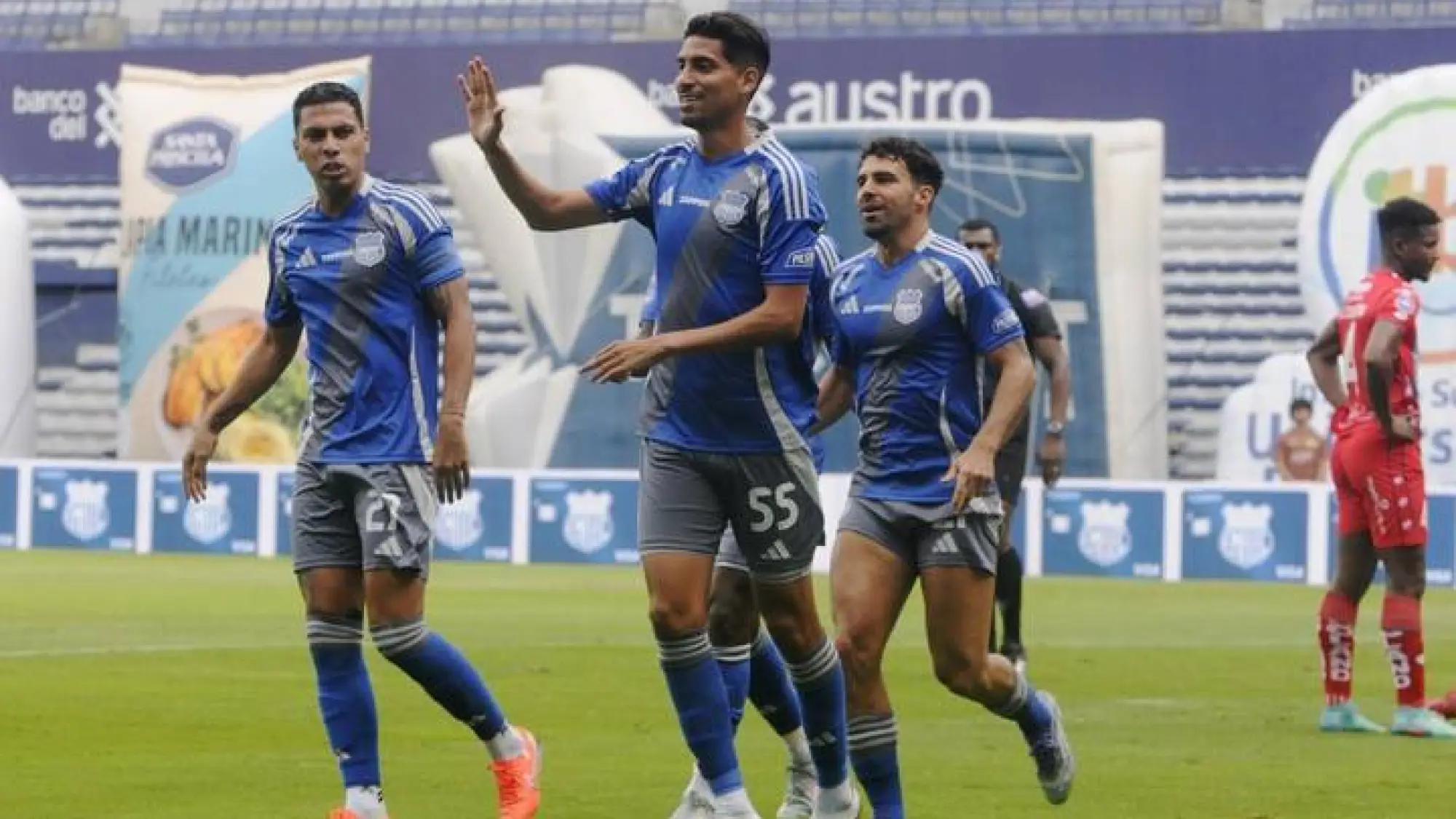 Jugadores de Emelec en el partido ante El Nacional, API
