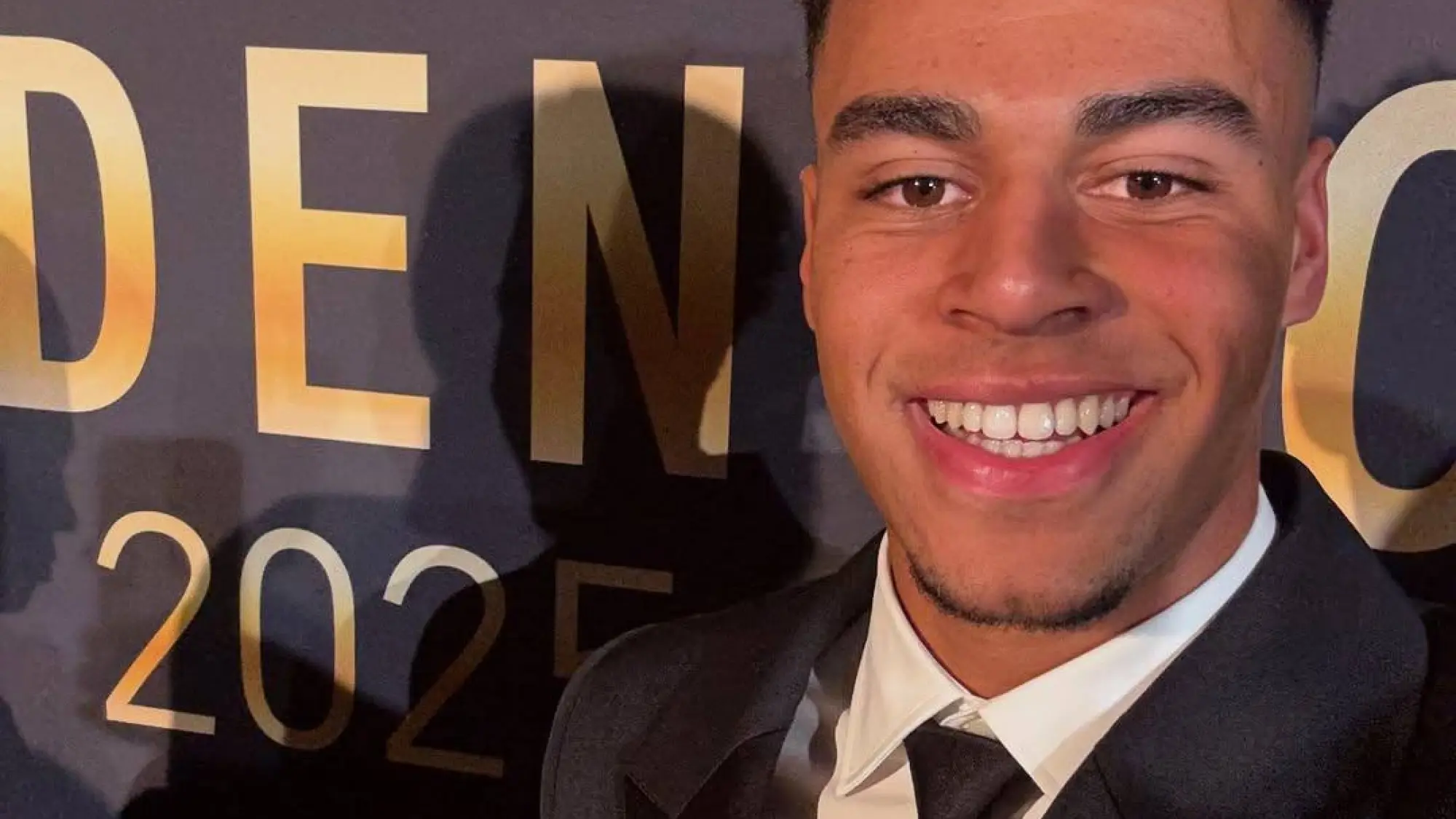 Desiré Doué con el premio de Golden Boy, PSG