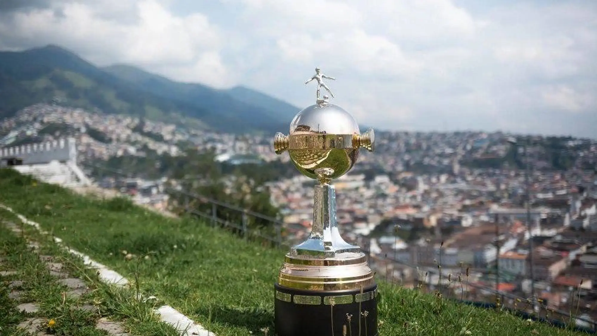 El trofeo de Copa Libertadores Sub 20 la última vez que se jugó en Ecuador, @LibertadoresU20