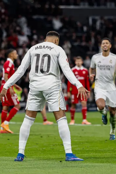 Real Madrid vence 2-0 al Sevilla y sigue en la pelea por el liderato de LaLiga