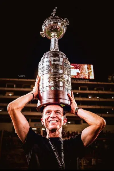 Filipe Luis renovó con Flamengo hasta 2027