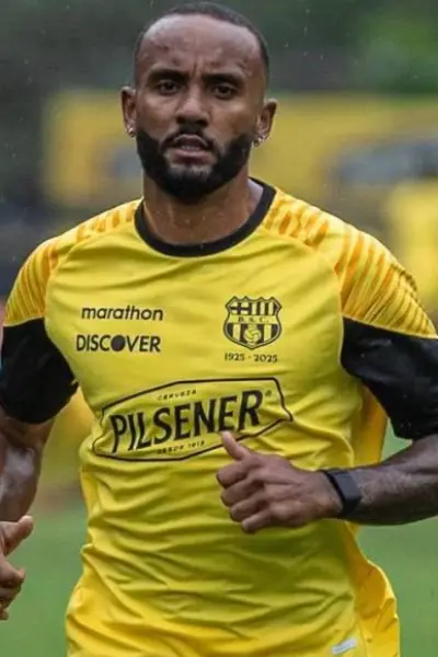 Leonai Souza viaja a Uruguay para tratamiento médico y asegura que regresará a Barcelona SC