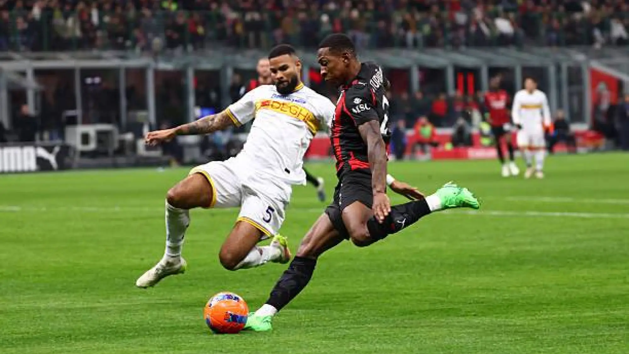 Pervis Estupiñán fue titular en la victoria del Milan ante Lecce, Redes