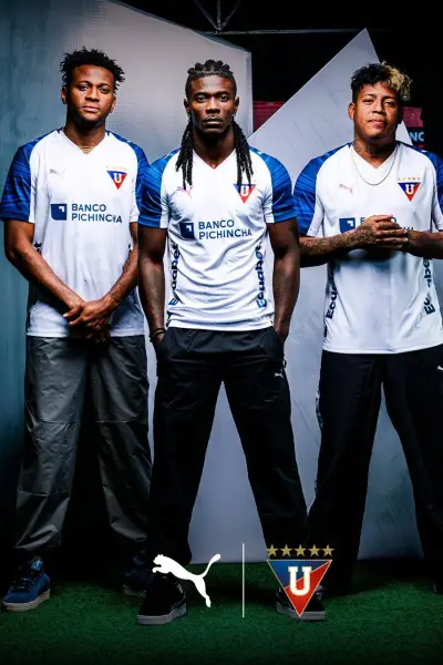 Liga de Quito presenta sus nuevas camisetas para la temporada 2026