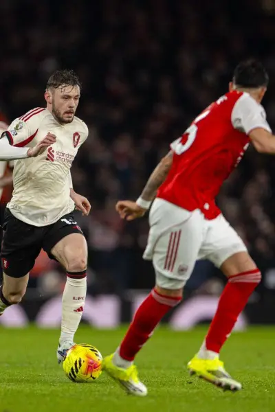 Piero Hincapié fue titular pero salió lesionado en el empate 0-0 entre Arsenal y Liverpool