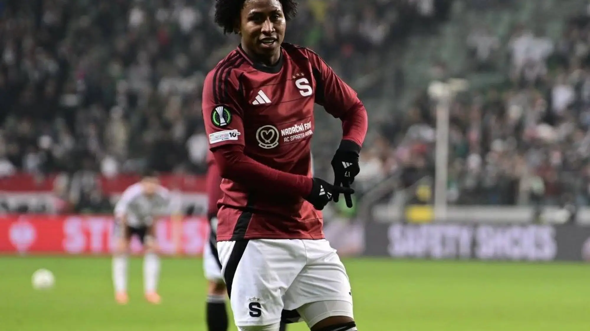 Ángelo Preciado, Redes