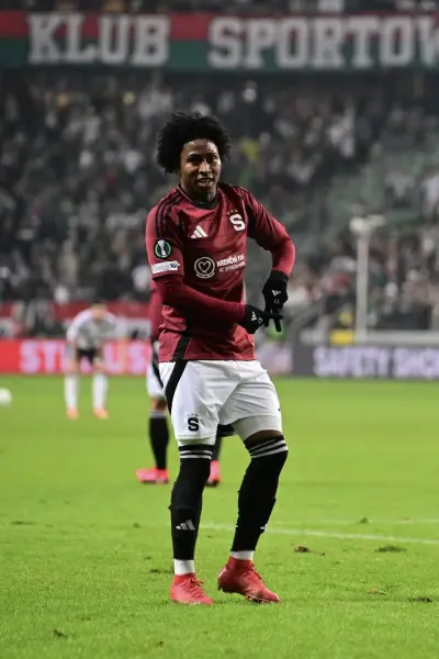 Ángelo Preciado cerca del Atlético Mineiro 