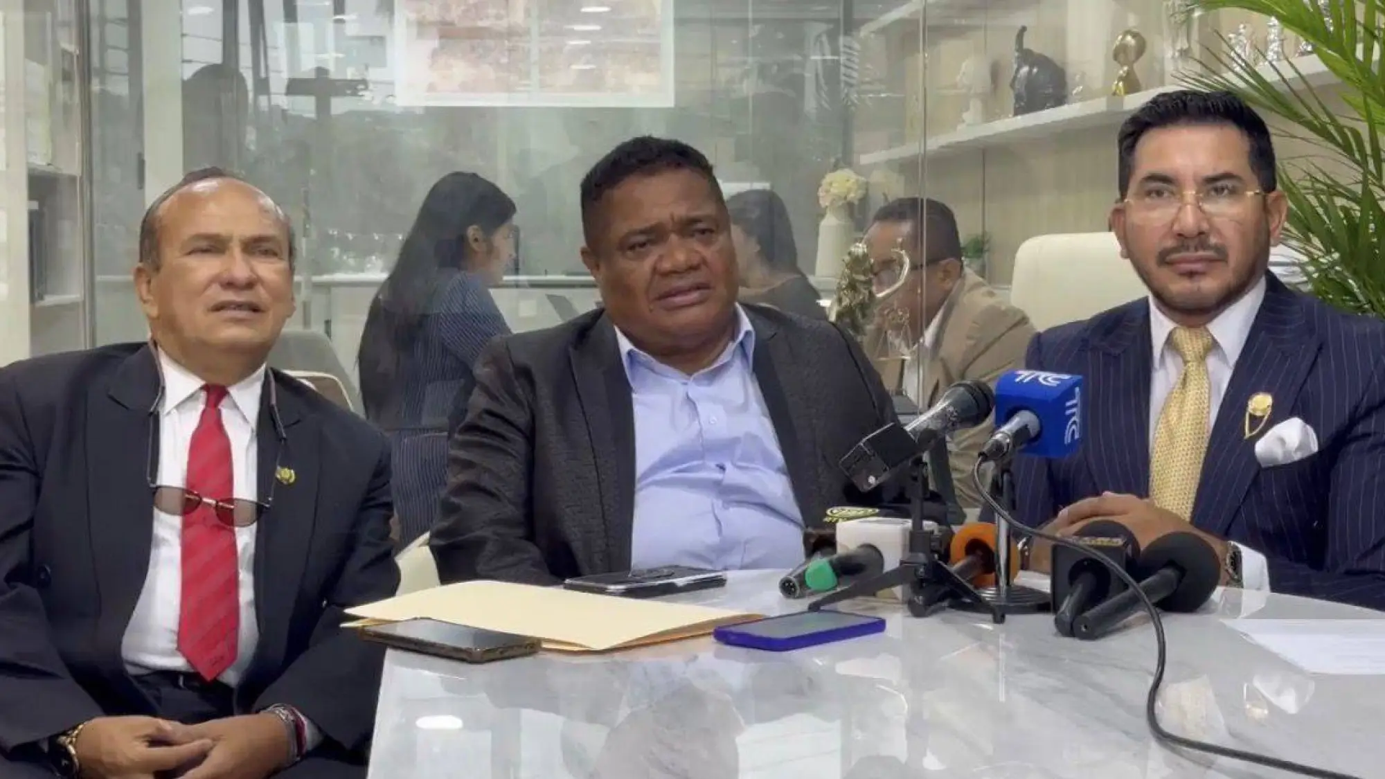 Jorge Guzmán y los representantes legales de su directiva., Redes