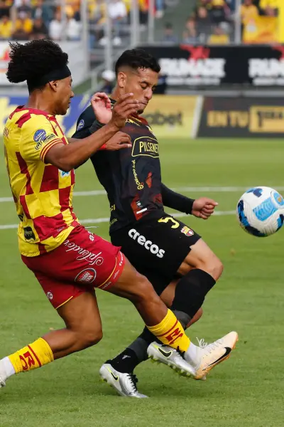 Aucas se enfrentará a Barcelona en la noche amarilla en Quito