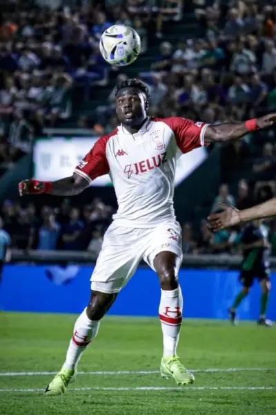 Jordy Caicedo marca en su debut y rescata un punto clave para Huracán en el Torneo Apertura