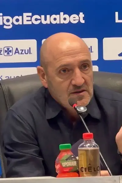 Guillermo Duró podría salir por los problemas de Emelec