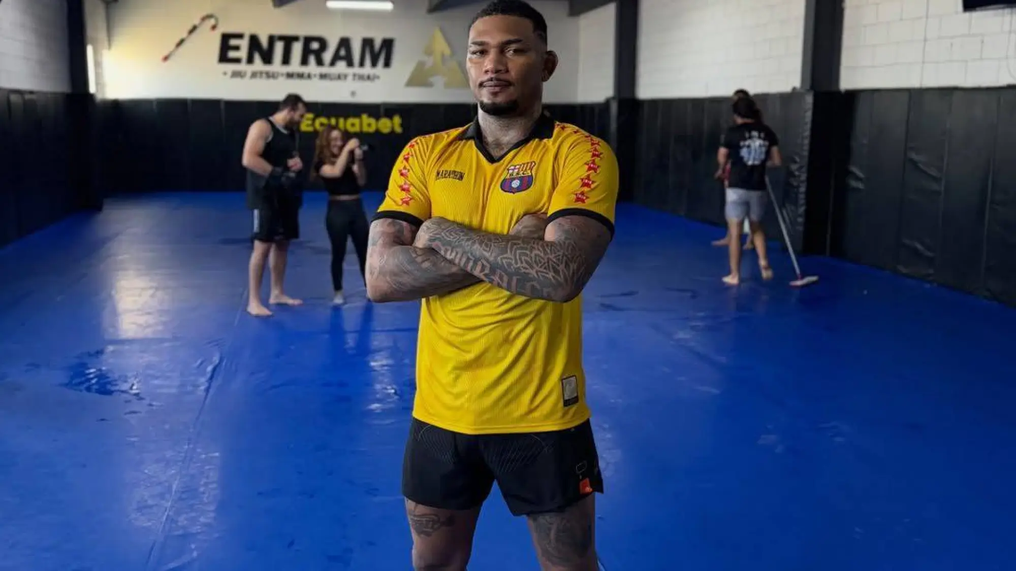 Michael Morales entrenando con la camiseta del ídolo, @MiichaelUFC