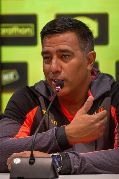 César Farías  ,Redes