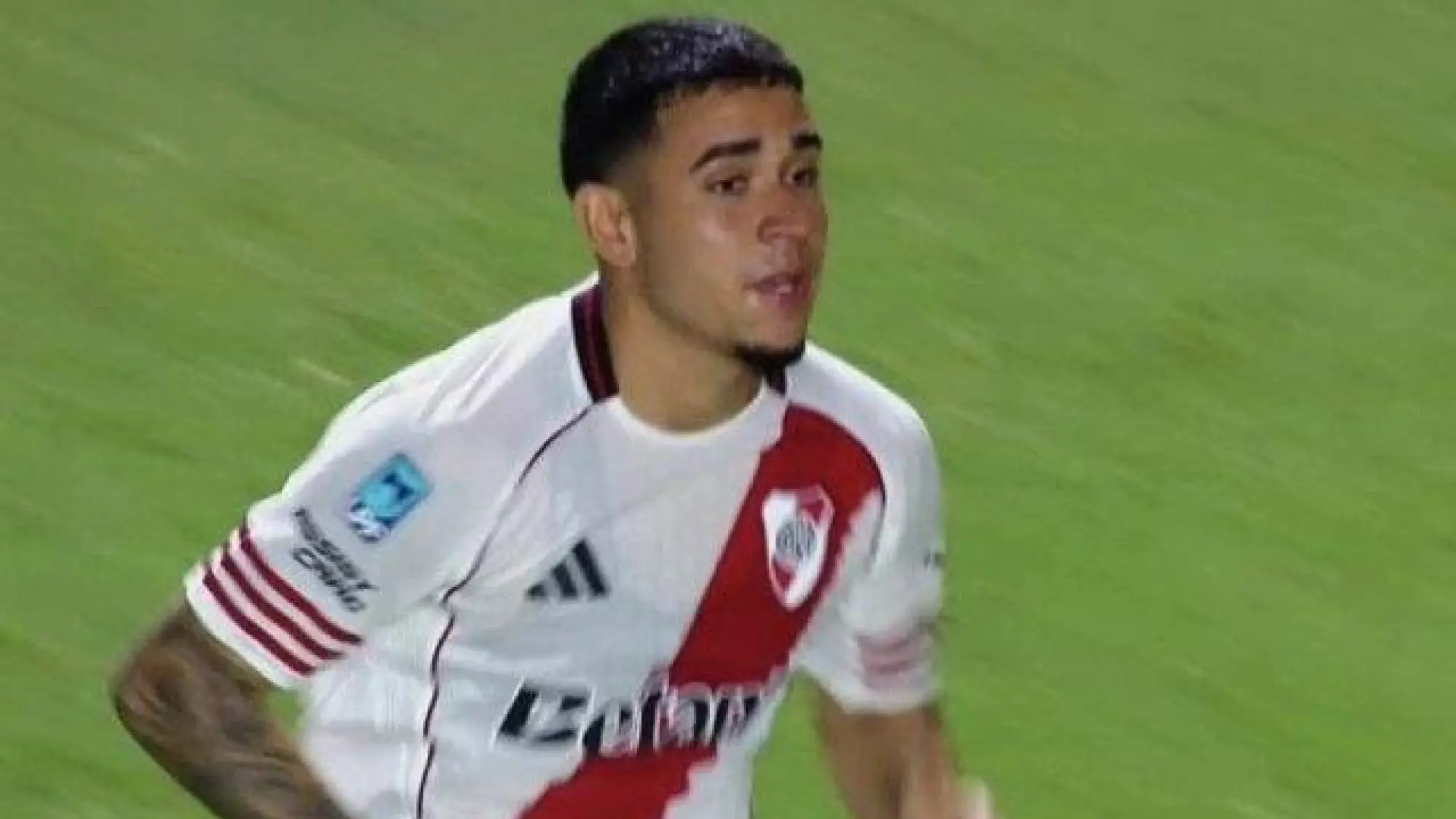 Kendry Páez debutó en River Plate., Redes