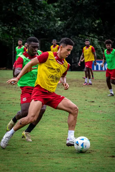 César Farías tendría definido el once para el debut en Copa Libertadores