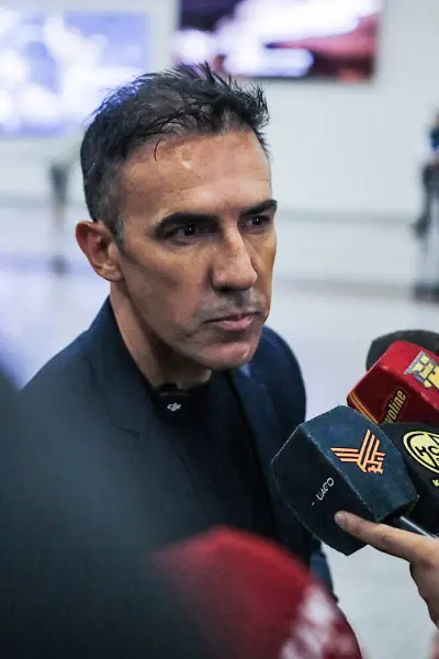 Vicente Sánchez llegó a Guayaquil y expresó su ilusión por dirigir a Emelec