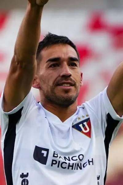 Lisandro Alzugaray se disculpa con Liga de Quito y sus aficionados tras generar polémica por sus declaraciones sobre la Noche Blanca.