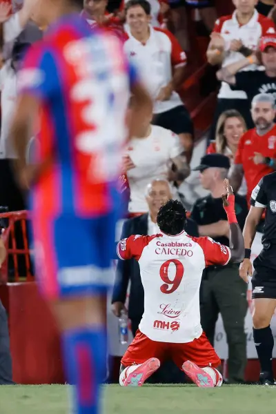 Jordy Caicedo brilla en Argentina: gol y victoria de Huracán en el clásico ante San Lorenzo