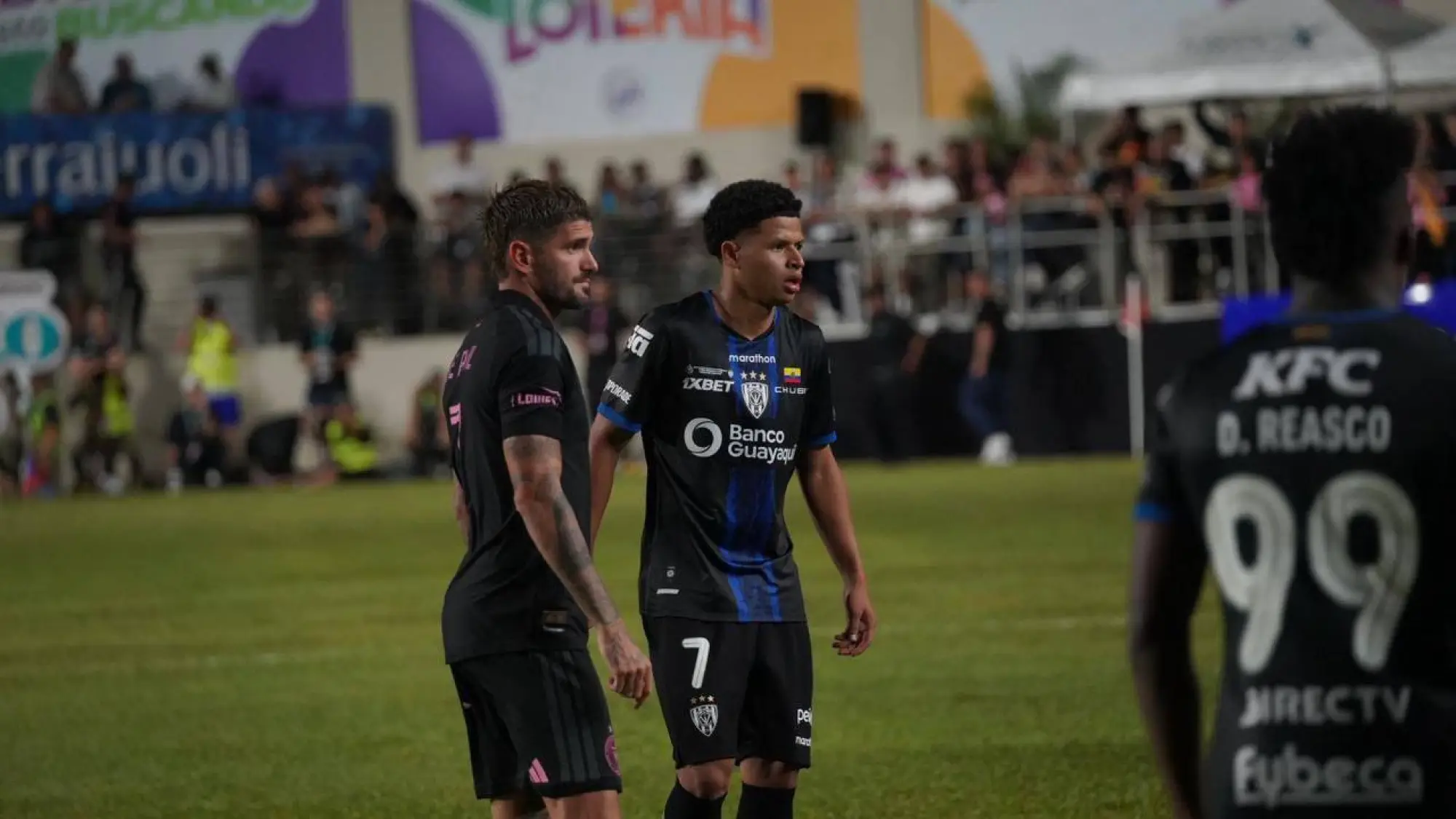 Rodrigo De Paul y Patrik Mercado en el duelo de hoy., @Idv_ec