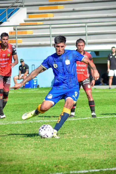 Delfín se hizo fuerte en casa y derrotó a Deportivo Cuenca por la mínima