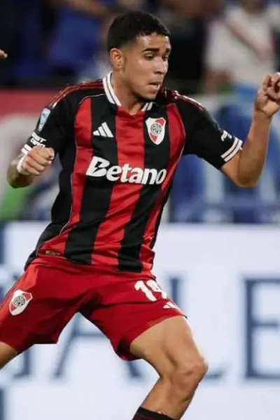 Kendry Páez jugó 25 minutos y salió lesionado en la derrota de River Plate ante Vélez Sarfield