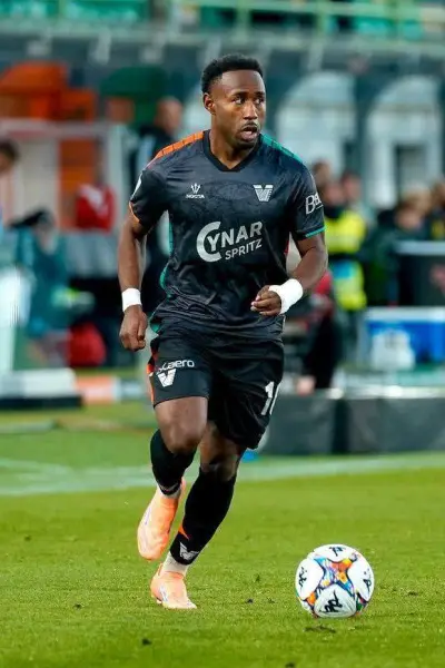 John Yeboah anotó el segundo gol en la victoria del Venezia sobre Pescara