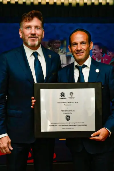 Alejandro Domínguez felicita a Francisco Egas 