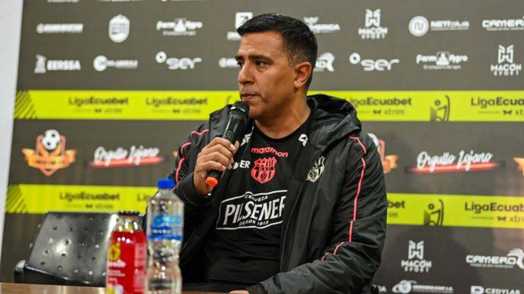 César Farías habló luego del empate ante Libertad., API