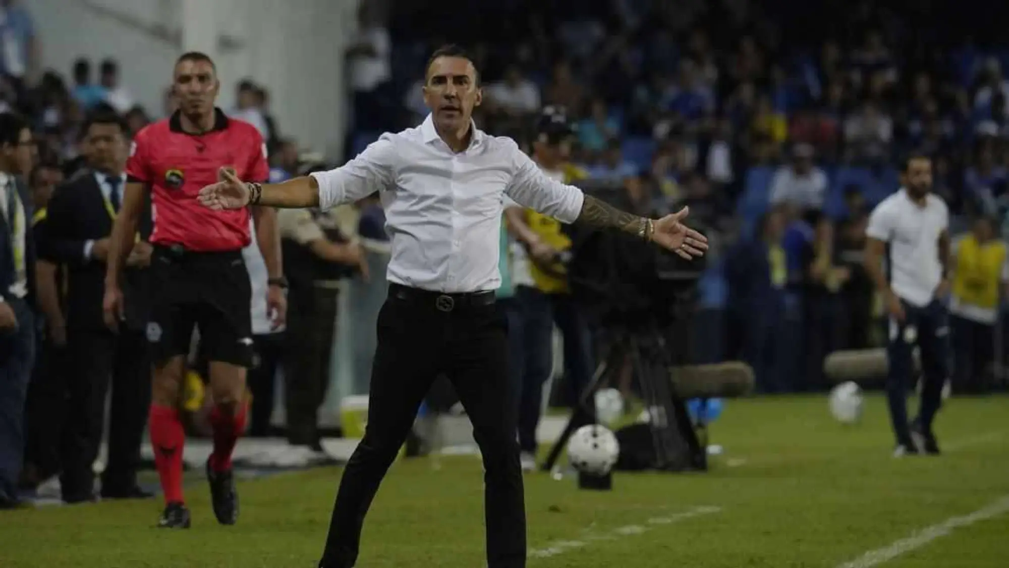 Vicente Sánchez en su debut en el banquillo de Emelec., API
