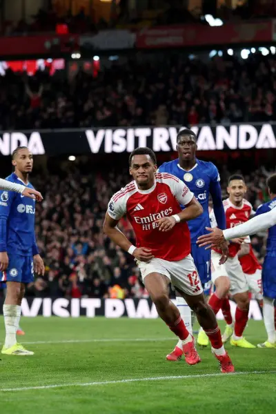 Arsenal derrotó a Chelsea en el cásico londinense y se mantiene líder de la Premier