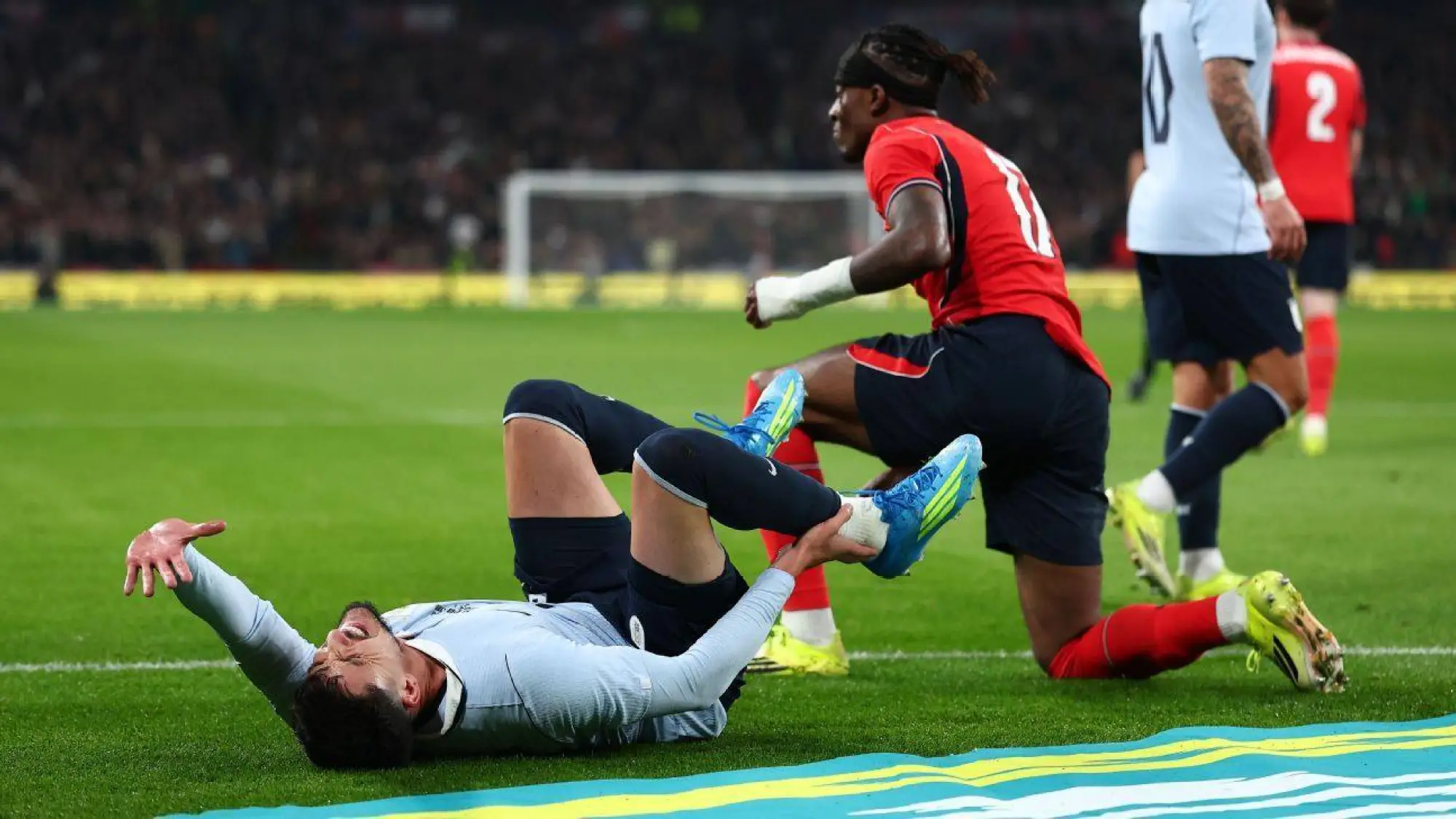 Joaquín Piquerez en el momento de su lesión en Wembley., AFP