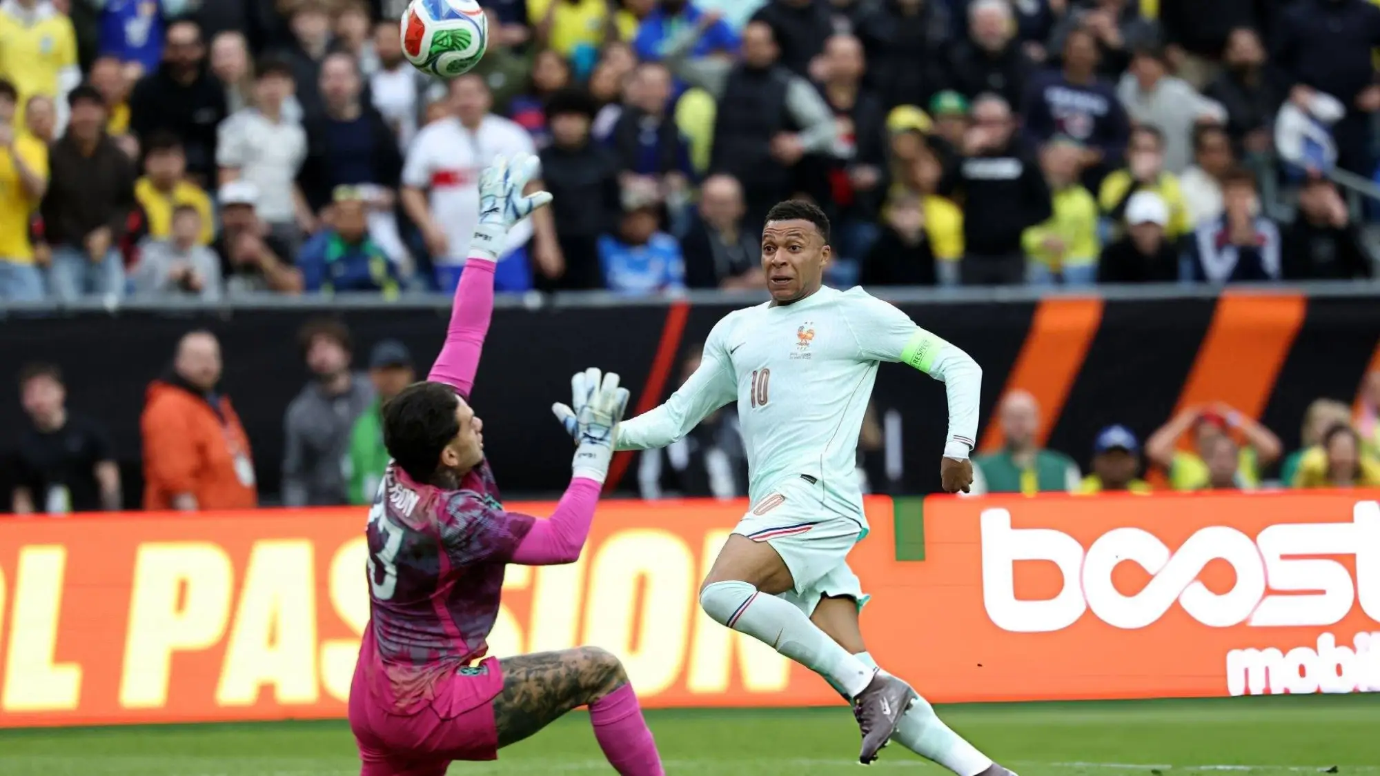 Francia se impuso a Brasil en un amistoso., Redes