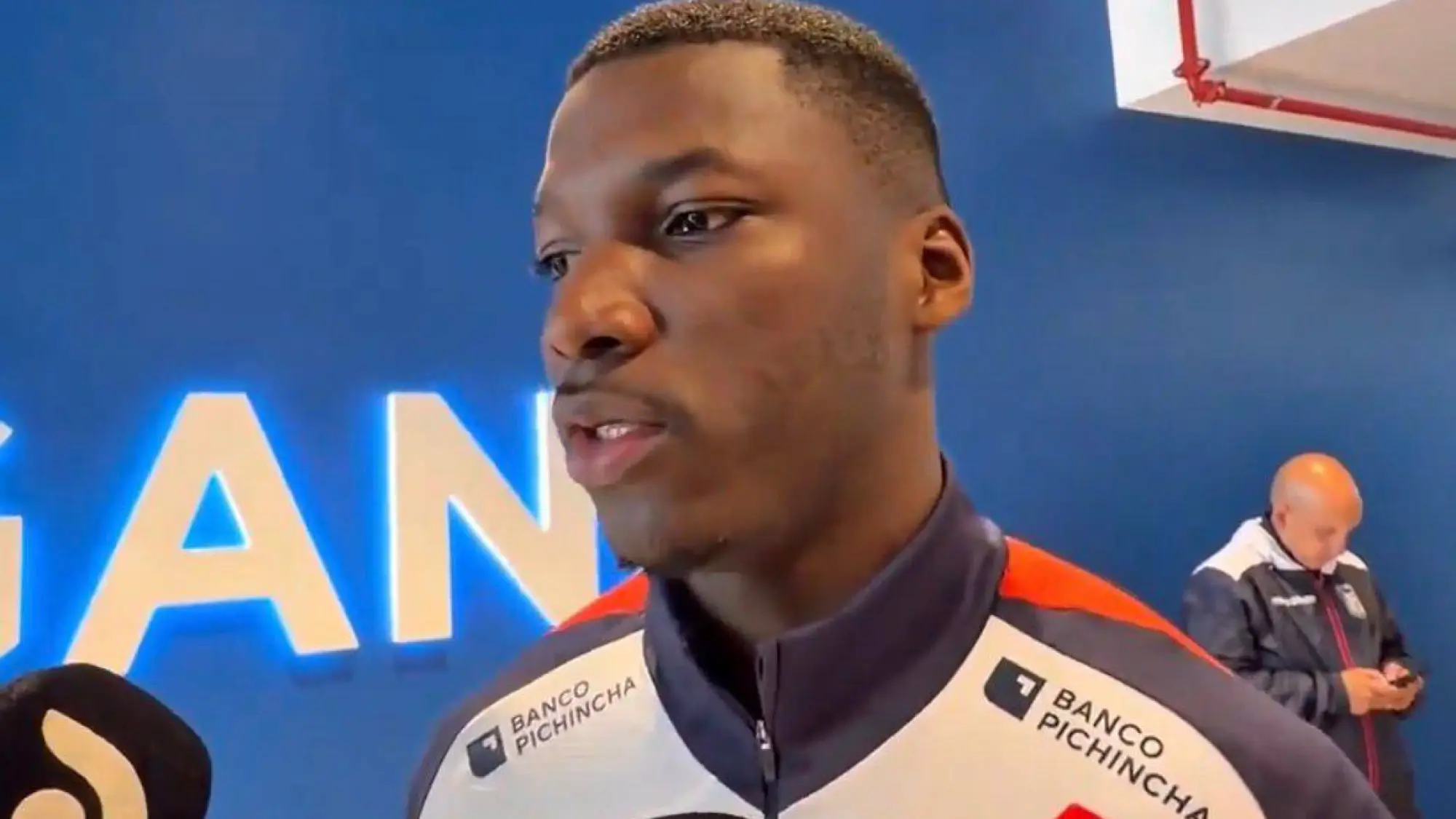 Moisés Caicedo en zona mixta luego del entrenamiento en Madrid., @Jamolestina