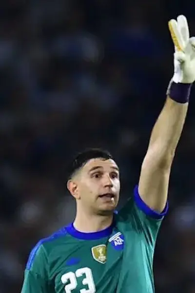 Dibu Martínez reacciona ante el nivel de Argentina 