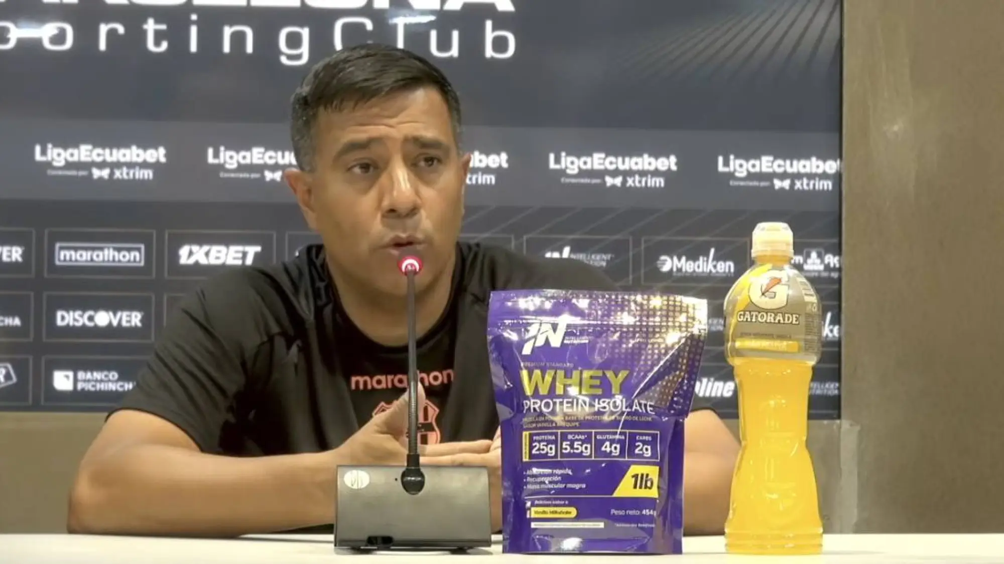 César Farías mostró su descontento por la forma de jugar de su equipo., @BSCTV