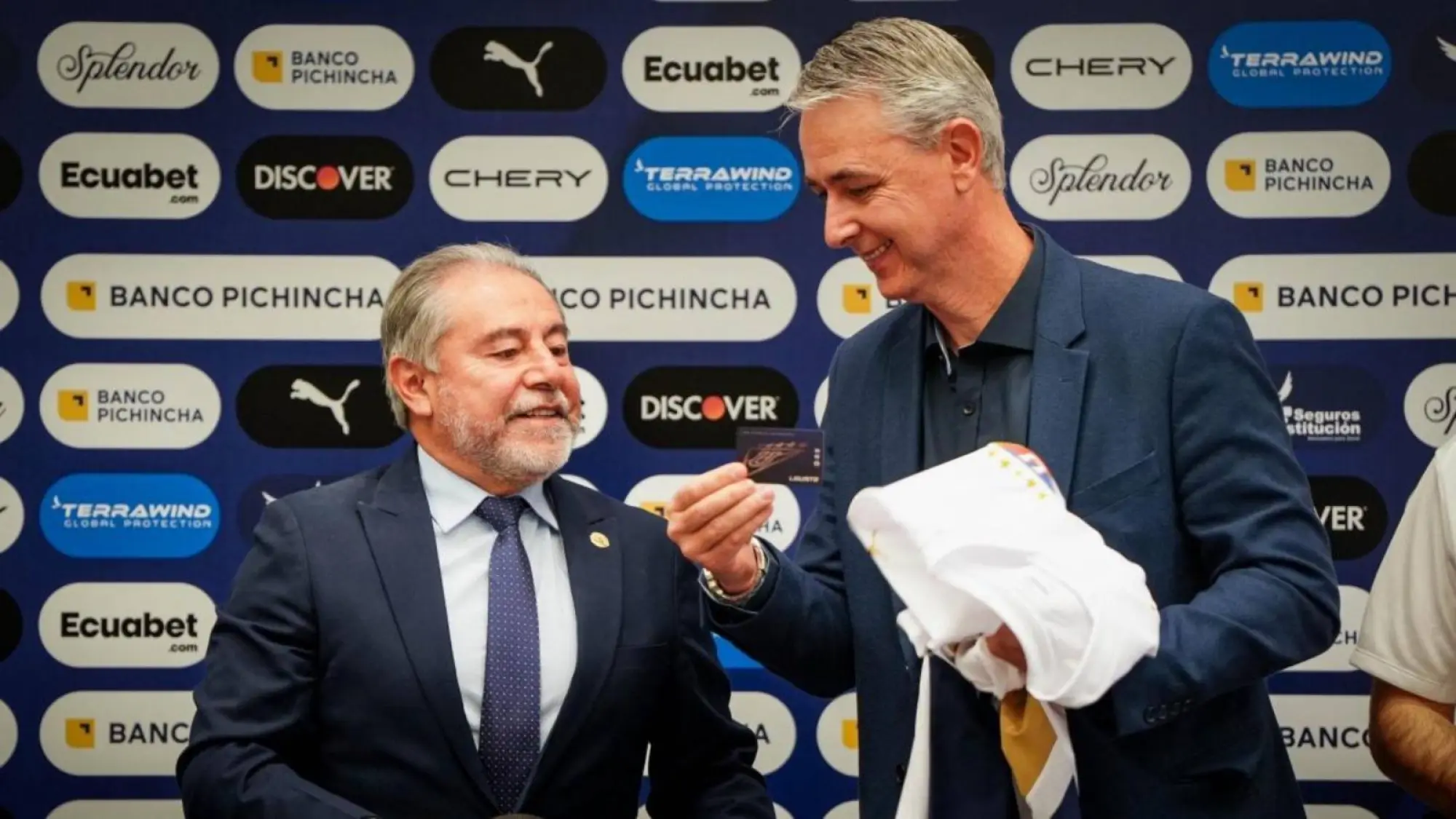 Isaac Álvarez defendió el proyecto de Tiago Nunes en rueda de prensa., API