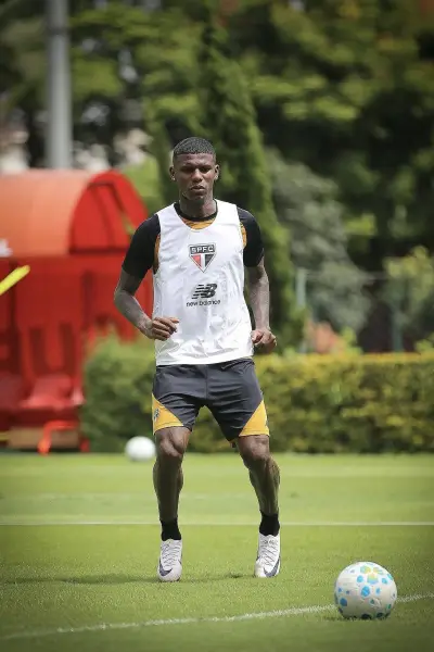 Robert Arboleda solicita abandonar el São Paulo tras desacuerdo con directivo, su futuro en el aire