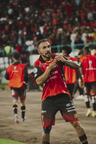 Deportivo Cuenca sorprende y arranca un histórico triunfo ante Santos FC en la Sudamericana